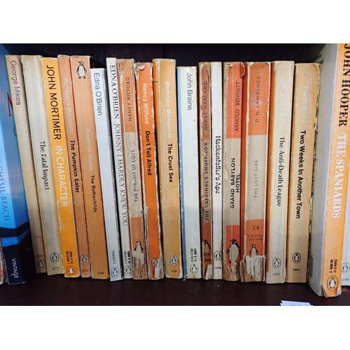 670 - A VARIED COLLECTION OF PENGUIN PAPERBACKS 150 (approx)