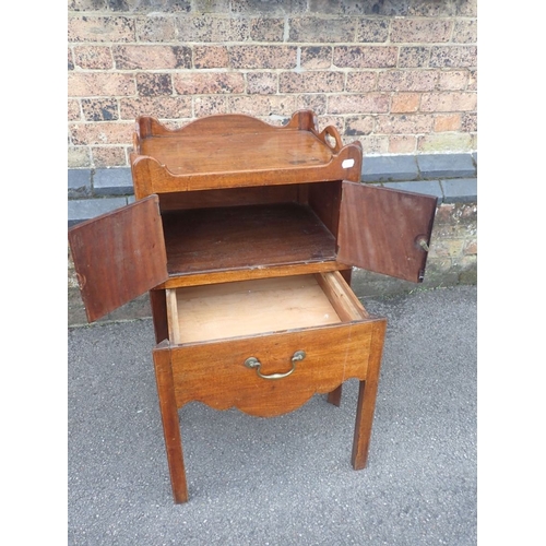 818 - A GEORGE III MAHOGANY NIGHT COMMODE th top with handle cut-outs, with two doors and a single (conver... 