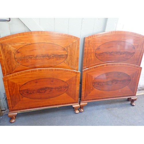 890 - A PAIR OF 1920s MAHOGANY SINGLE BEDS with figured oval panel and boxwood stringing, the foot on shor... 