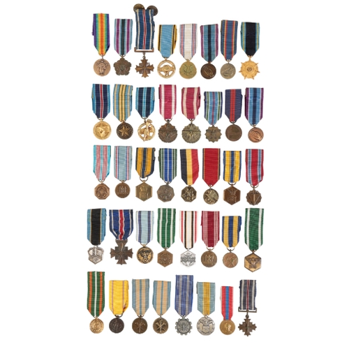 131 - UNITED STATES OF AMERICA. A LARGE COLLECTION OF MINIATURE MEDALS U.S.A. Air Force Achievement Medal;... 