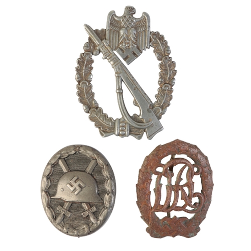 290 - A COLLECTION OF GERMAN MEDALS AND BADGES Third Reich Black Wound badge, maker marked L/56, repair to... 