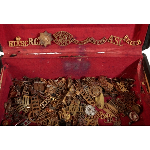 294 - A QUANTITY OF VARIOUS MILITARY BADGES and buttons (a lot)