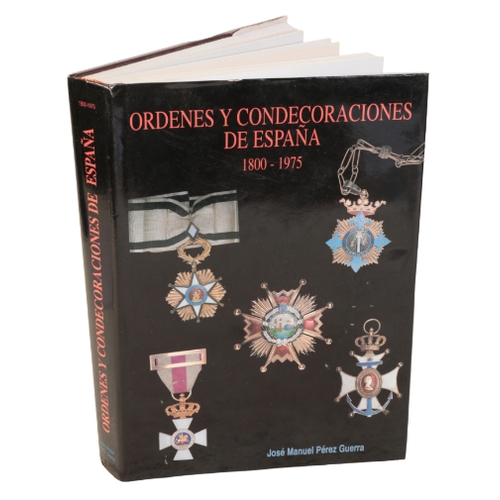 326 - SPAIN. ORDENES Y CONDEàORACIONES DE ESPAàA 1800-1975 by José Manuel Pérez Guerra, Barcelona, 2000,... 