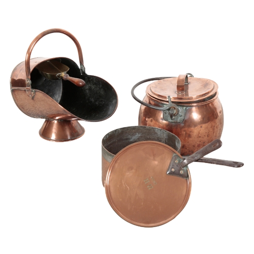 121 - A SMALL COLLECTION OF COPPER AND BRASSWARE including a lidded copper cauldron, 40cm high to the top ... 