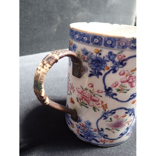 367 - A CHINESE EXPORT MUG, WITH EARLY METAL REPAIR HANDLE late 18th century, with blue and white and enam... 