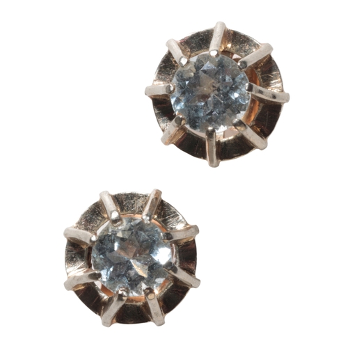 22 - A PAIR OF 18K GOLD AQUAMARINE STUD EARRINGS the claw set stones each approx. 0.20ct