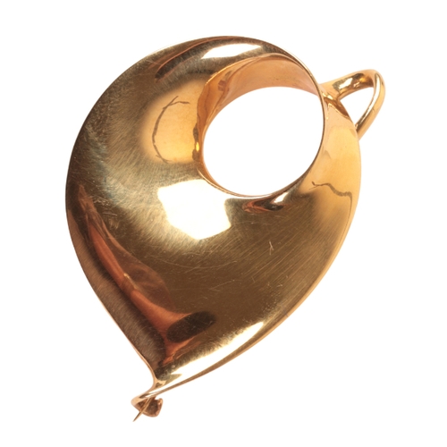 4 - GEORG JENSEN: AN 18K GOLD BROOCH designed by Vivianna Torun, shape 934, of free form cornucopia desi... 