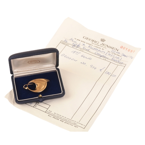 4 - GEORG JENSEN: AN 18K GOLD BROOCH designed by Vivianna Torun, shape 934, of free form cornucopia desi... 
