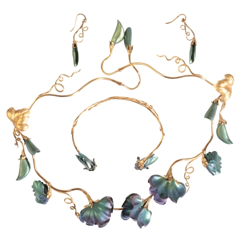 9 - SUSAN CLARKE: A CONTEMPORARY NECKLACE SET the set consisting of necklace, bracelet and earrings from... 