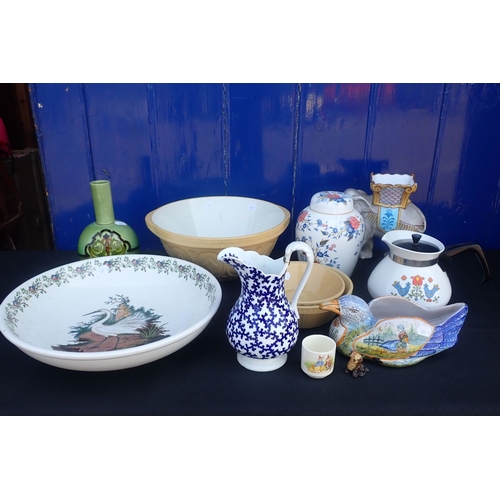 24 - A FRENCH FAIENCE DUCK, A CROWN STAFFORDSHIRE 'PENANG' JAR a Portmeirion 'Little Egret' salad bowl, a... 