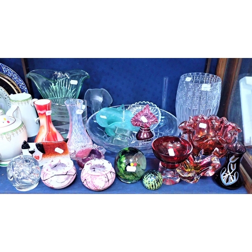 55 - A MATS JONASSON ELEPHANT, A COLLECTION OF STUDIO GLASS and other glass ware, some Victorian