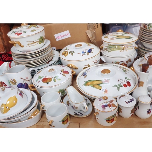 119 - A QUANTITY OF WORCESTER 'EVESHAM' DINNER SERVICE six of the eight dinner plates are 'Evesham Vale', ... 