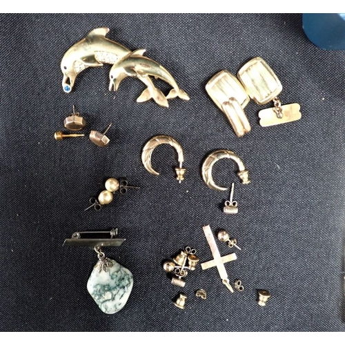 341 - A 9CT GOLD CROSS PENDANT and a pair of 9ct gold stud earrings