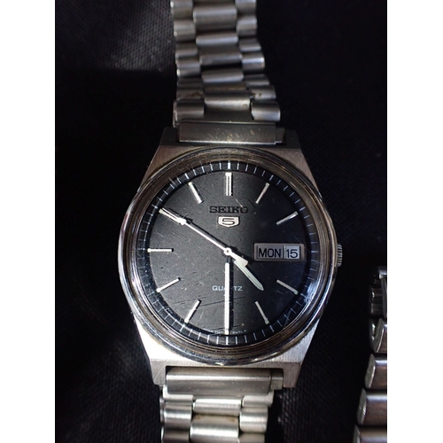 345 - SEIKO 5: A GENTLEMANS' STAINLESS STEEL BRACELET WATCH with an automatic movement, the silver dial wi... 