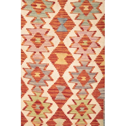 28 - AN ANATOLIAN STYLE KILIM 178cm x 123cm