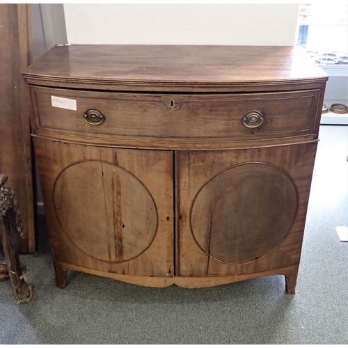 800 - A SMALL REGENCY MAHOGANY BOWFRONT SIDE CABINET with a single frieze drawer, cupboards beneath, openi... 