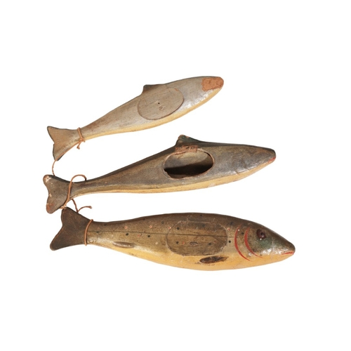 116 - THREE AMERICAN VINTAGE FISH DECOYS comprising one brown trout and two mackerel, circa 1930's (3)

Pr... 