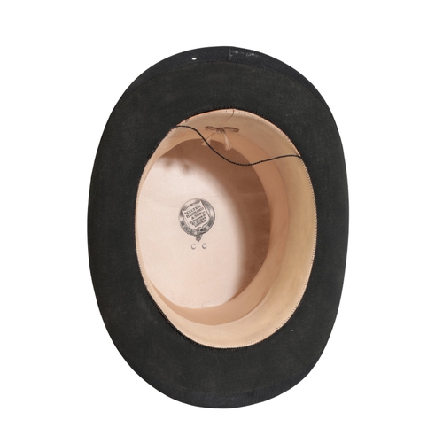 244 - WALTER BARNARD & SONS, LONDON: A BLACK SILK TOP HAT size 7 1/4