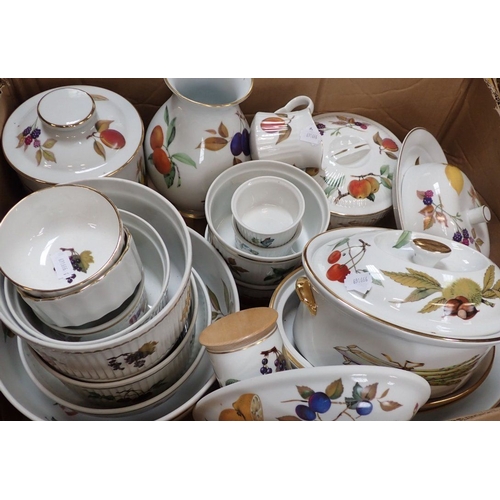 122 - ROYAL WORCESTER 'EVESHAM' a quantity to include napkin ring, lemon squeezers, avocado dishes and oth... 