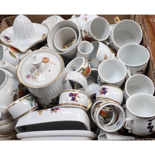 122 - ROYAL WORCESTER 'EVESHAM' a quantity to include napkin ring, lemon squeezers, avocado dishes and oth... 