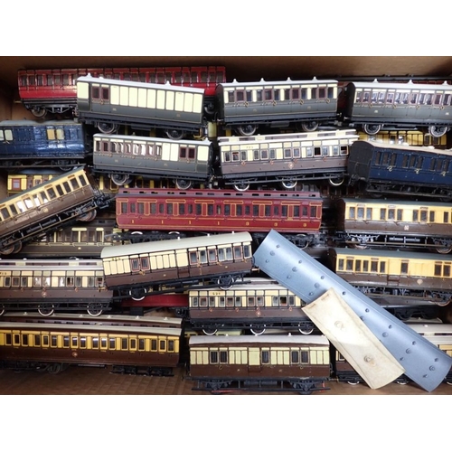 236 - A COLLECTION OF 00 GAUGE COACHES mostly GWR, various makes