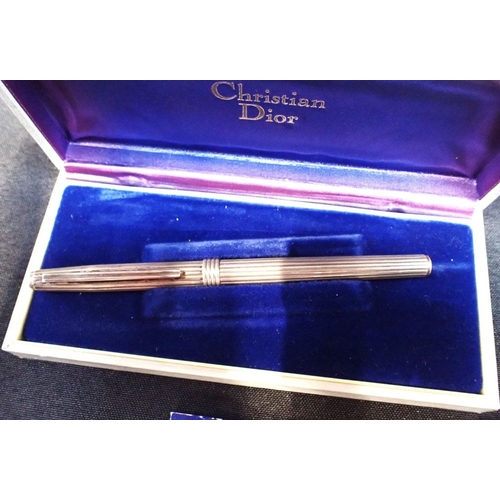 A CHRISTIAN DIOR FOUNTAIN PEN, THE NIB STAMPED '585' the body