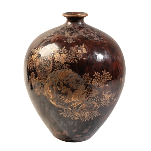 115 - A JAPANESE PORCELAIN VASE

from the Kinkozan kiln and signed on an artist's pallet, the ovoid body d... 