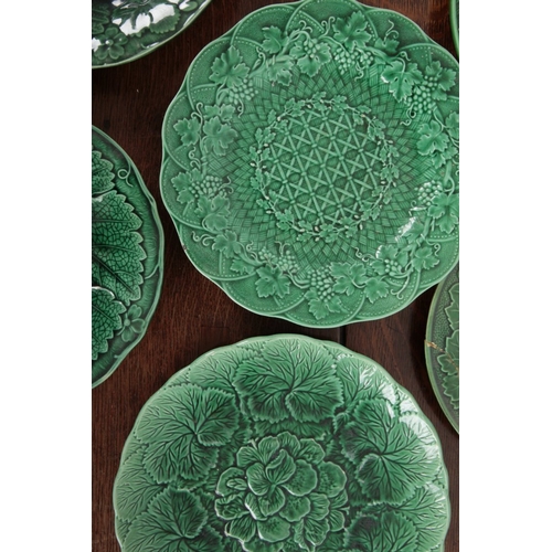 554 - A LARGE COLLECTION OF CABBAGE PATTERN PLATES

in a number of different patterns including Wedgwood, ... 