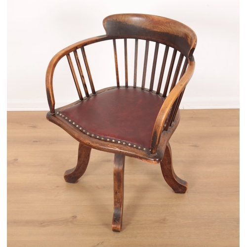 607 - AN EDWARDIAN REVOLVING DESK CHAIR

with a cushioned seat, 71cm high x 53cm wide