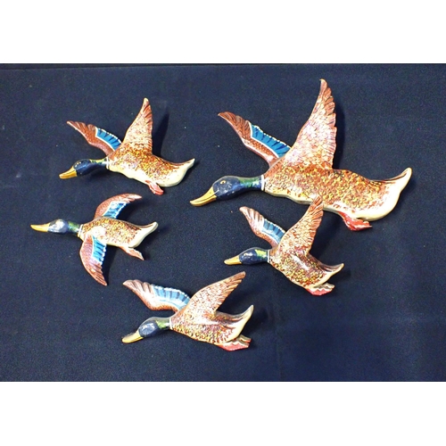 119 - A GROUP OF 20TH CENTURY CARVED WOOD AND PAINTED WALL DUCKS (5)