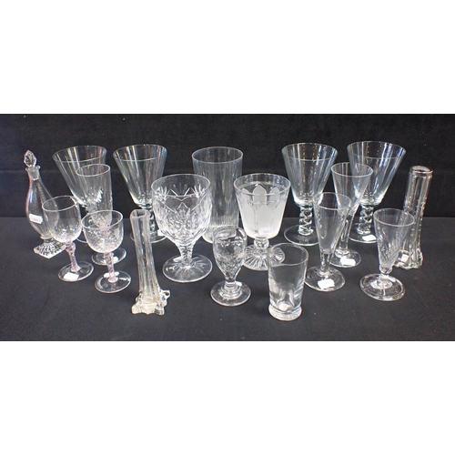 146 - A COLLECTION OF GLASSWARE