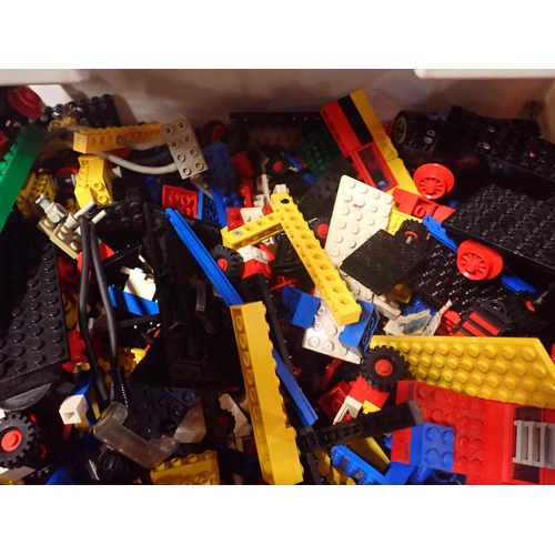 210 - A QUANTITY OF VINTAGE LEGO including an unopened box of blue rails (No.157), a yellow clockwork moto... 