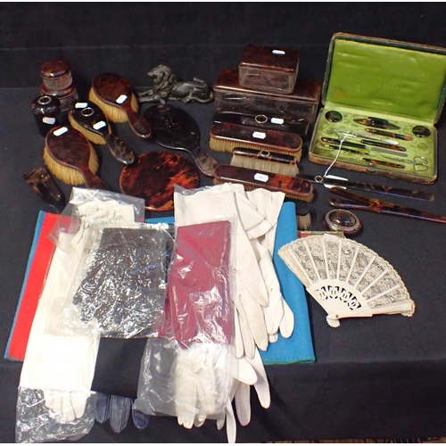 281 - A COLLECTION OF 'TORTOISESHELL' DRESSING ACCESSORIES a spelter 'Landseer' type lion, vintage gloves ... 