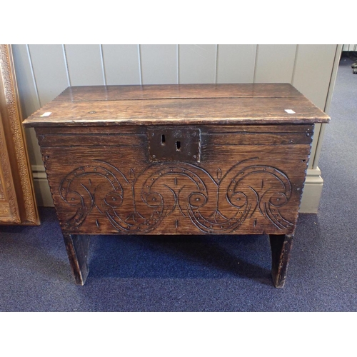 883 - A SMALL ELM PLANK COFFER OF 17TH CENTURY DESIGN with incised front, 61cm wide