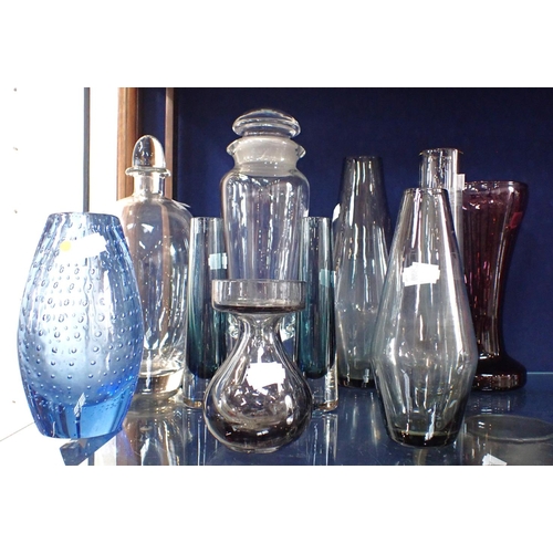 90 - A COLLECTION OF RETRO MID-CENTURY ART GLASS including a Vicke Lindstrand for Kosta cocktail shaker (... 