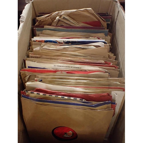 121 - A COLUMBIA 204 PORTABLE 'GRAFONOLA' GRAMOPHONE (running) with a collection of 78rpm records