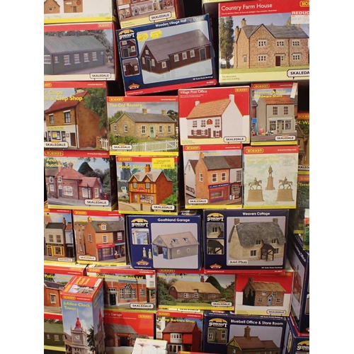 131 - VILLAGE AND TOWN BUILDINGS various makers, Oxford Structures, Hornby, Skaledale etc.mostly boxed as ... 