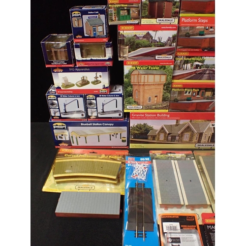 134 - A COLLECTION OF 00 GAUGE RAILWAY BUILDINGS AND STRUCTURES various makers, Hornby, Skaledale, Scenecr... 