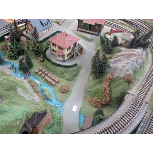 138 - COMPLETE 00 GAUGE RAILWAY LAYOUT ON BASE 150 x 100 cms, circuits around European style mountain scen... 