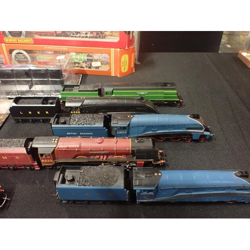 166 - A COLLECTION OF 00 GAUGE LOCOMOTIVES AND COACHES Hornby mostly, locomotives and Pullman coaches, box... 