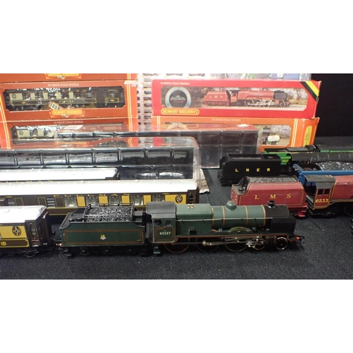 166 - A COLLECTION OF 00 GAUGE LOCOMOTIVES AND COACHES Hornby mostly, locomotives and Pullman coaches, box... 