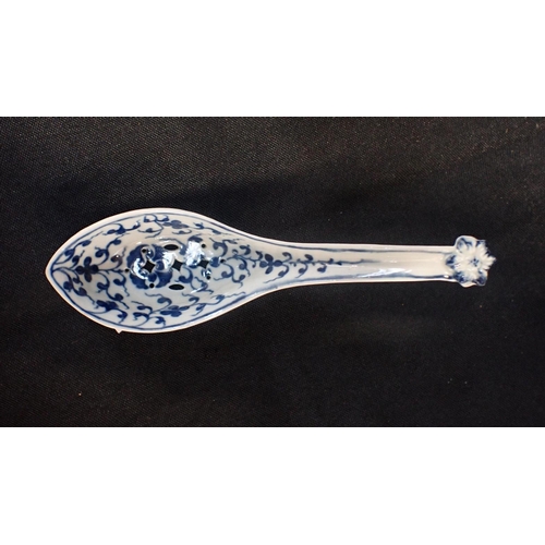 277 - A PEARLWARE TEA STRAINER, IN THE FORM OF A CHINESE SPOON and a transfer printed asparagus holder (2)