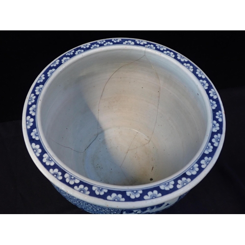 290 - A CHINESE BLUE AND WHITE FISH BOWL, QING c. early/mid 19th century, the exterior painted all over wi... 