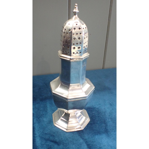 396 - A GEORGE VI SILVER SUGAR SHAKER of octagonal form, maker Viners Ltd, Sheffield 1947. 5.3 ozt, stands... 