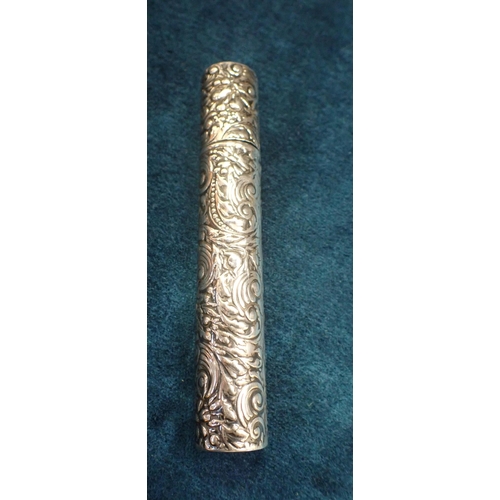 403 - A SILVER STERLING BODKIN CASE decorated with Floral Swags marked 'Sterling' .93 ozt 10.5 cm