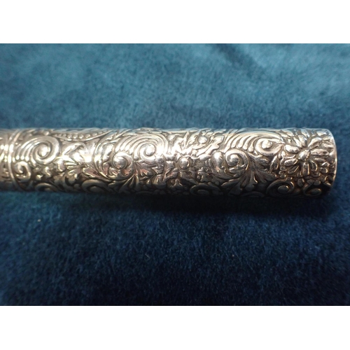 403 - A SILVER STERLING BODKIN CASE decorated with Floral Swags marked 'Sterling' .93 ozt 10.5 cm