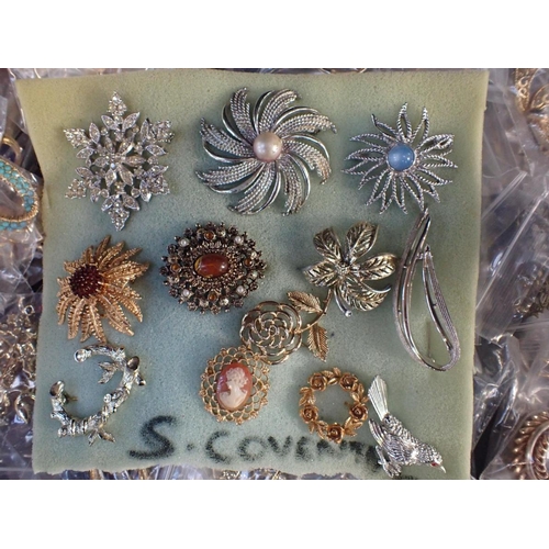 408 - A QUANTITY OF COSTUME BROOCHES approx 150