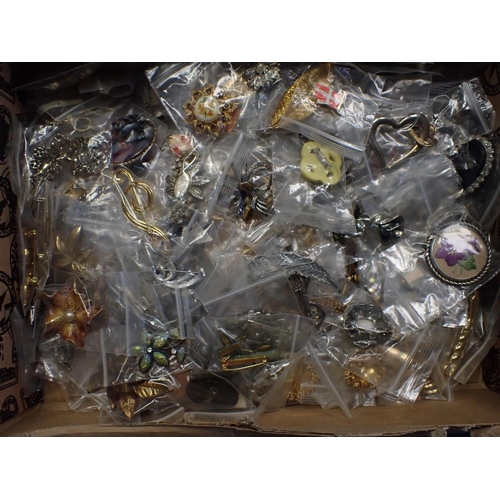 409 - A QUANTITY OF COSTUME BROOCHES approx 150