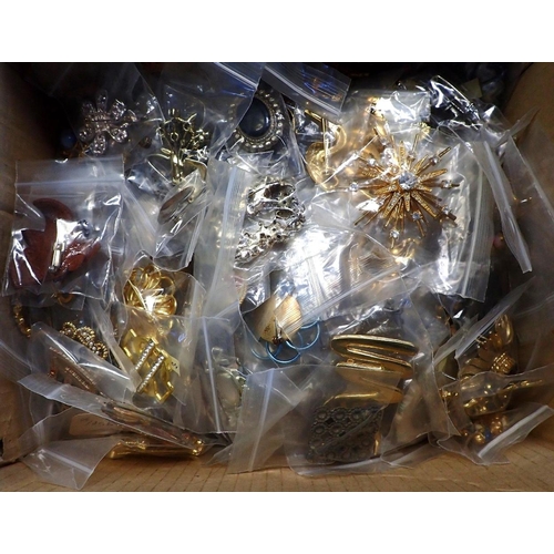 410 - A QUANTITY OF COSTUME BROOCHES approx 150