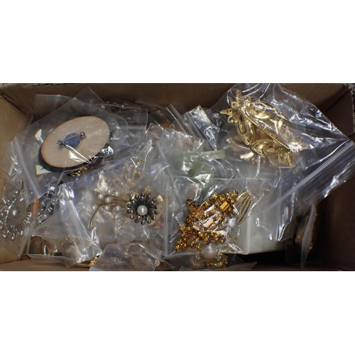 411 - A QUANTITY OF COSTUME BROOCHES approx 150